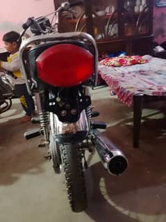 Honda hai 2004 lush condition apky samny hai isky ishary b pry hai