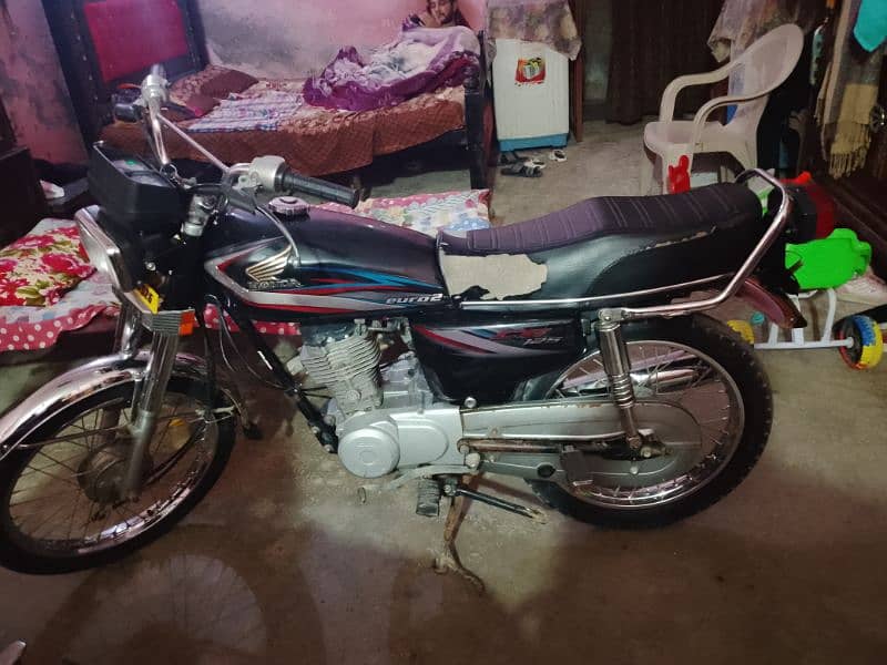 Honda hai 2004 lush condition apky samny hai isky ishary b pry hai 1