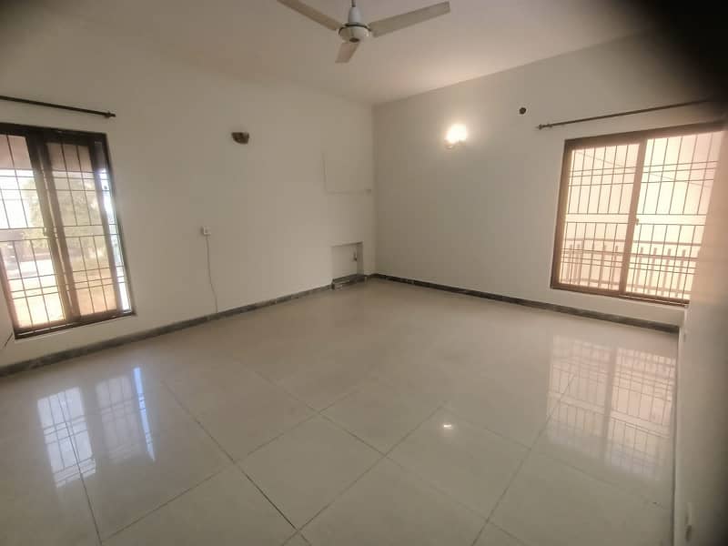 01 Kanal Luxury Beautiful Upper Portion Available For Rent in DHA Phase 4 Lahore Cantt 2