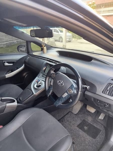 toyota prius G touring with panoramic roof 5