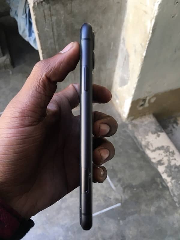 iPhone 11 64gb jv 2month sim calay ga bettry 99 health 1