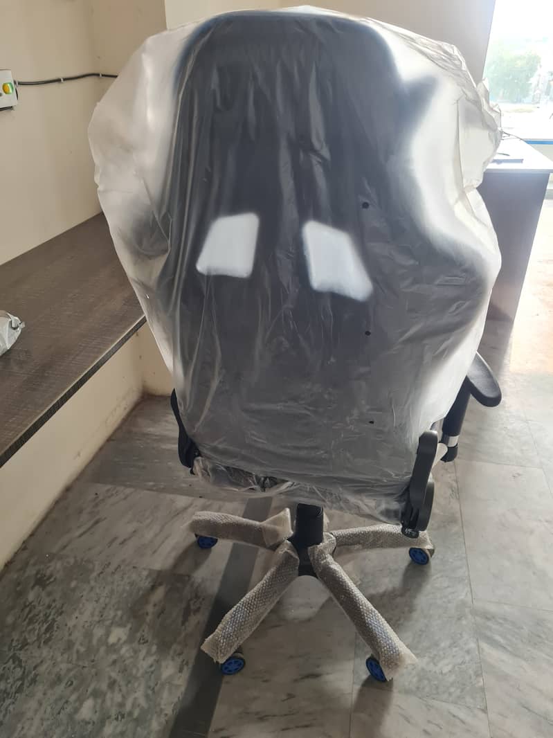 Gaming and office chair with many features 4