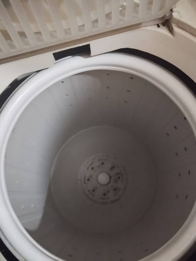 washing and drying machine in best condition use at home 2