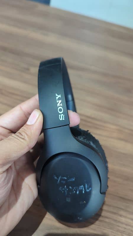 Sony Wh-h910N headphones 2