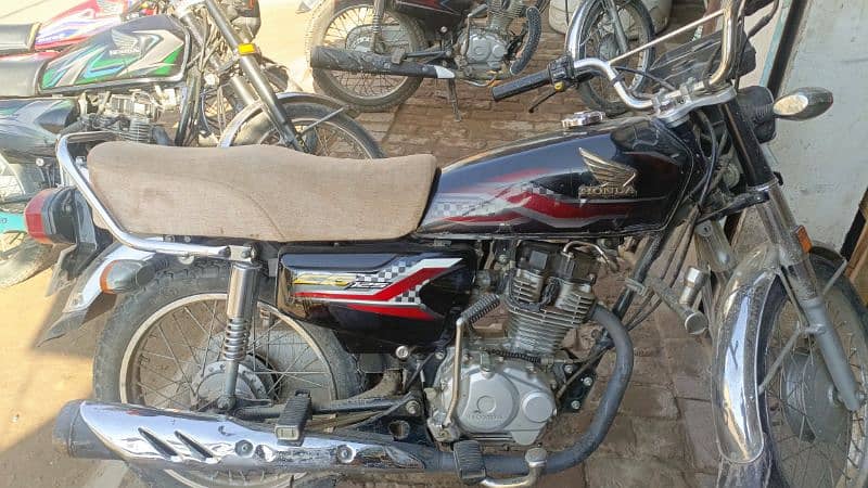 Honda 125 black color 4