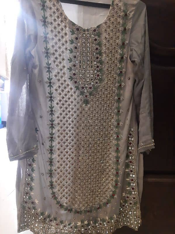 fully kaamvala kurta with dopatta in a very good condition . 3