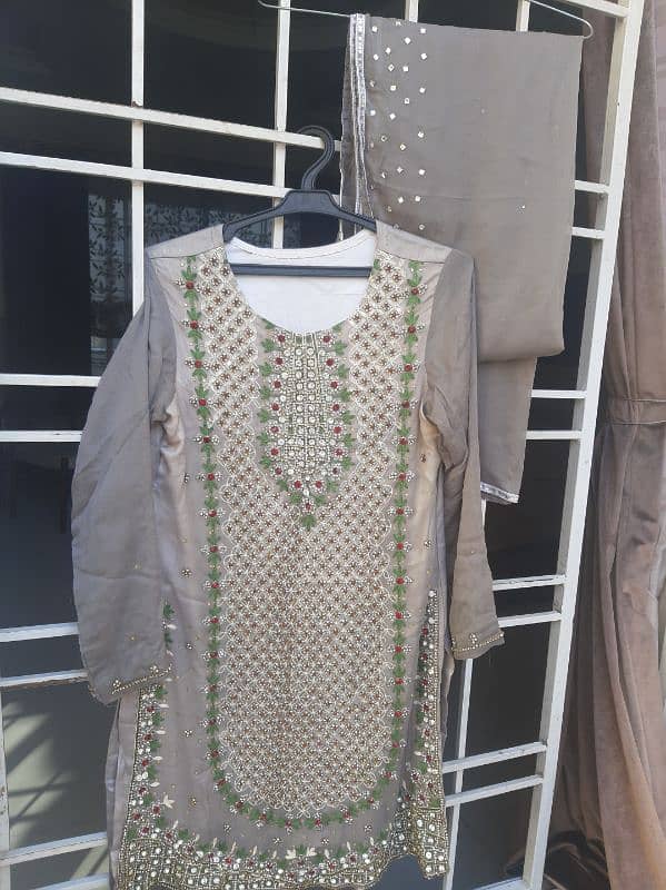 fully kaamvala kurta with dopatta in a very good condition . 0