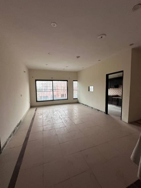 10 MARLA SINGLE STORY HOUSE HOT LOCATION NEAR MAIN ROAD MARKEET AND PARK 1