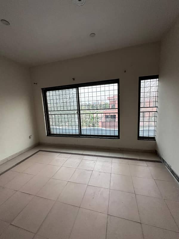 10 MARLA SINGLE STORY HOUSE HOT LOCATION NEAR MAIN ROAD MARKEET AND PARK 2