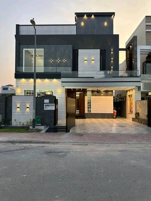 10 Marla Designer House Available For Rent 0