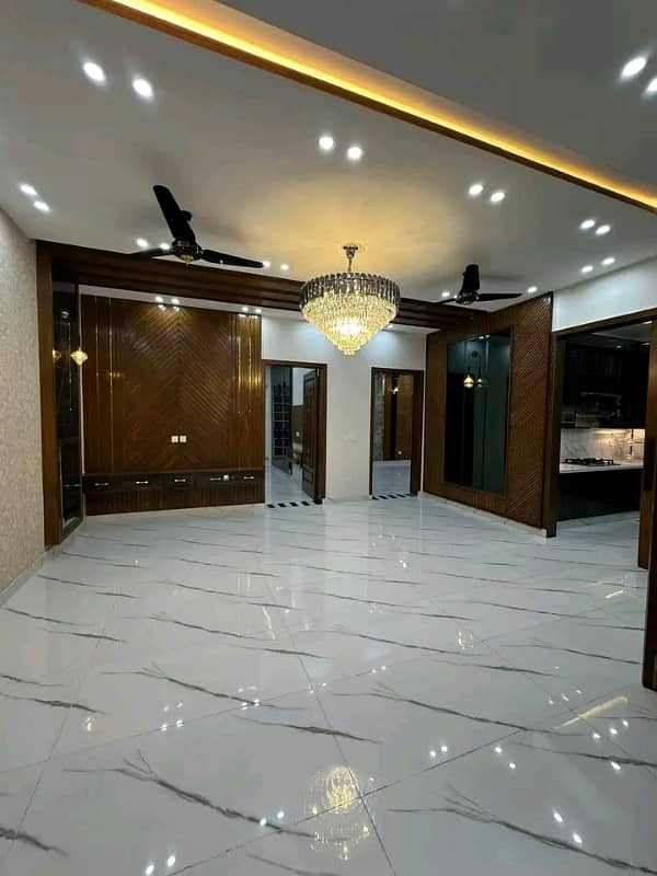 10 Marla Designer House Available For Rent 14