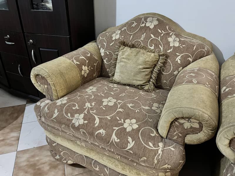 5 seater sofa set with cushions available 2