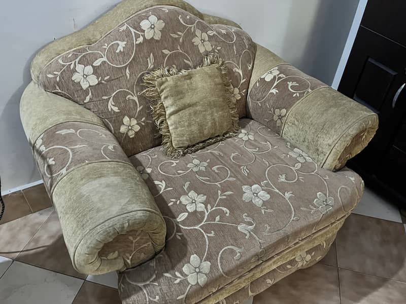 5 seater sofa set with cushions available 3