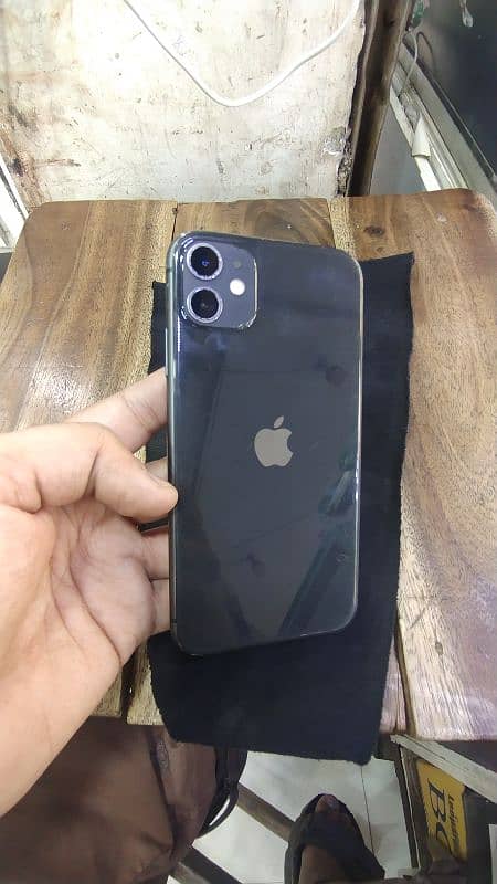 iphone 11 64gb condition 10/8 batery health 75 0