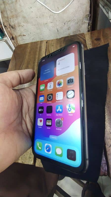 iphone 11 64gb condition 10/8 batery health 75 1