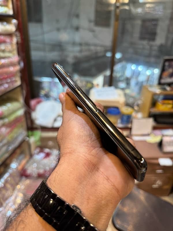 I phone 11 pro 256gb PTA 4