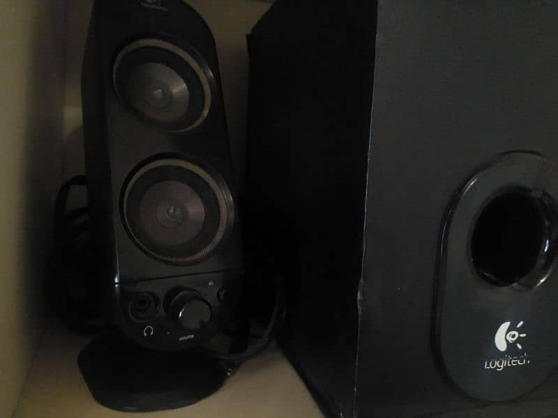 Logitech 2.1 Woofer Speakers 4