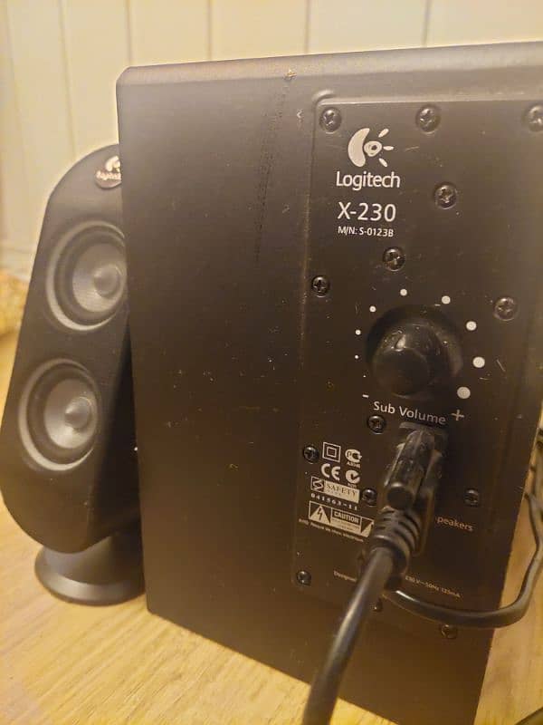 Logitech 2.1 Woofer Speakers 5