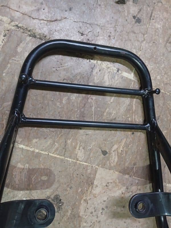 GD 110 ORIGINAL CARRIER TAIL STAND 1