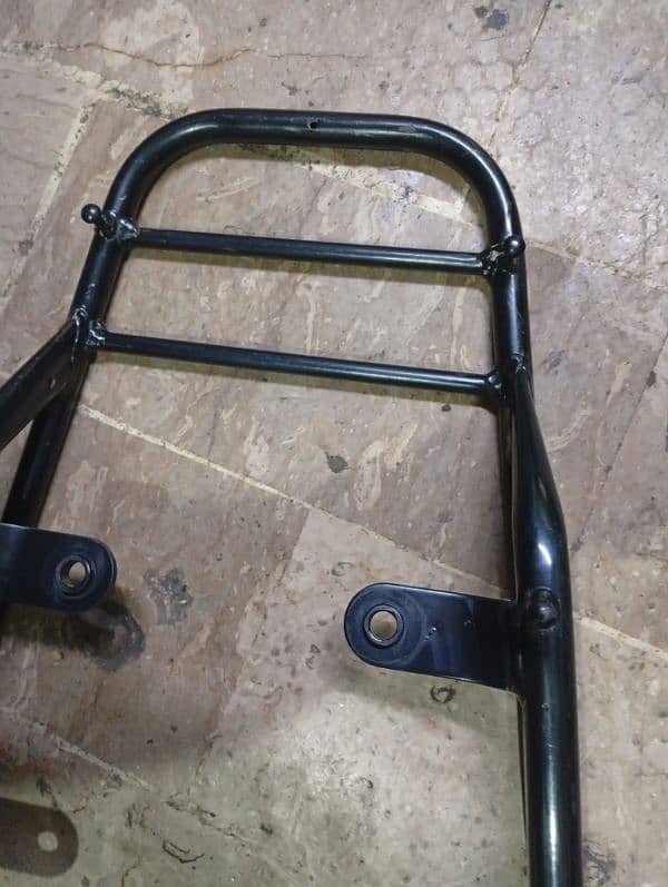 GD 110 ORIGINAL CARRIER TAIL STAND 3