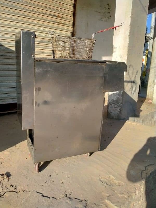 fryer new condition blower wala km gas leta h steel ka bna h 1