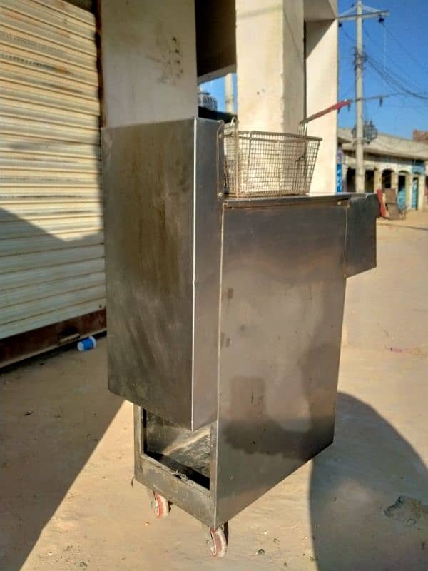 fryer new condition blower wala km gas leta h steel ka bna h 2