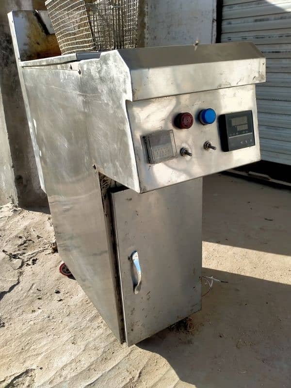 fryer new condition blower wala km gas leta h steel ka bna h 4