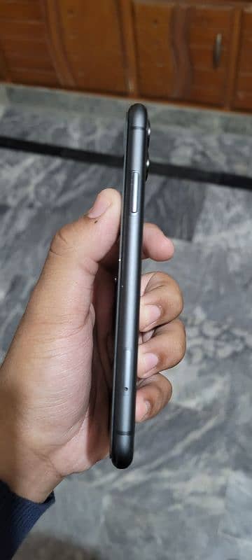 Iphone 11 10/10 condition 2