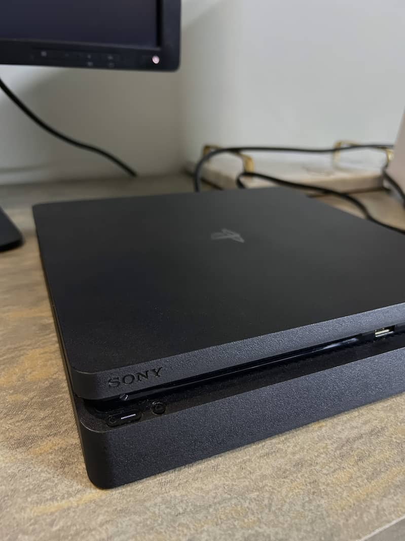 PS4 Slim 1TB | 10/10 condition | Imported from UK | Includes 2 games 2