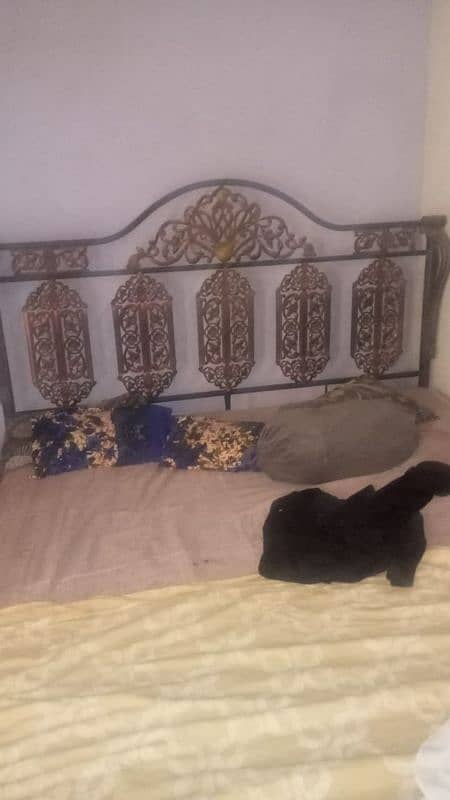 roat iron king size bed good condition 1