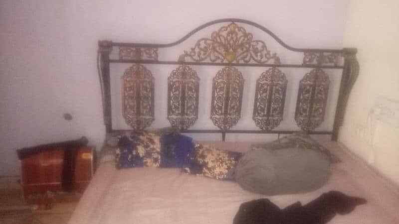 roat iron king size bed good condition 2