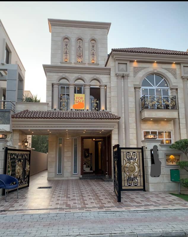 10 Marla Classical Designer House for Sale Sector E, Bahria Town Lahore 0