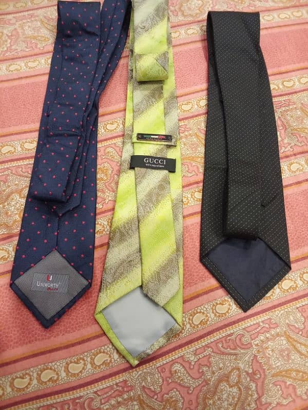 A bunch of men ties of different brands  Exist- Uniworth- Figure peeru 1