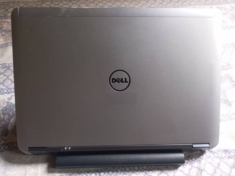 DELL LATITUDE core i7 4 generation. 500 GB hard disk. 8