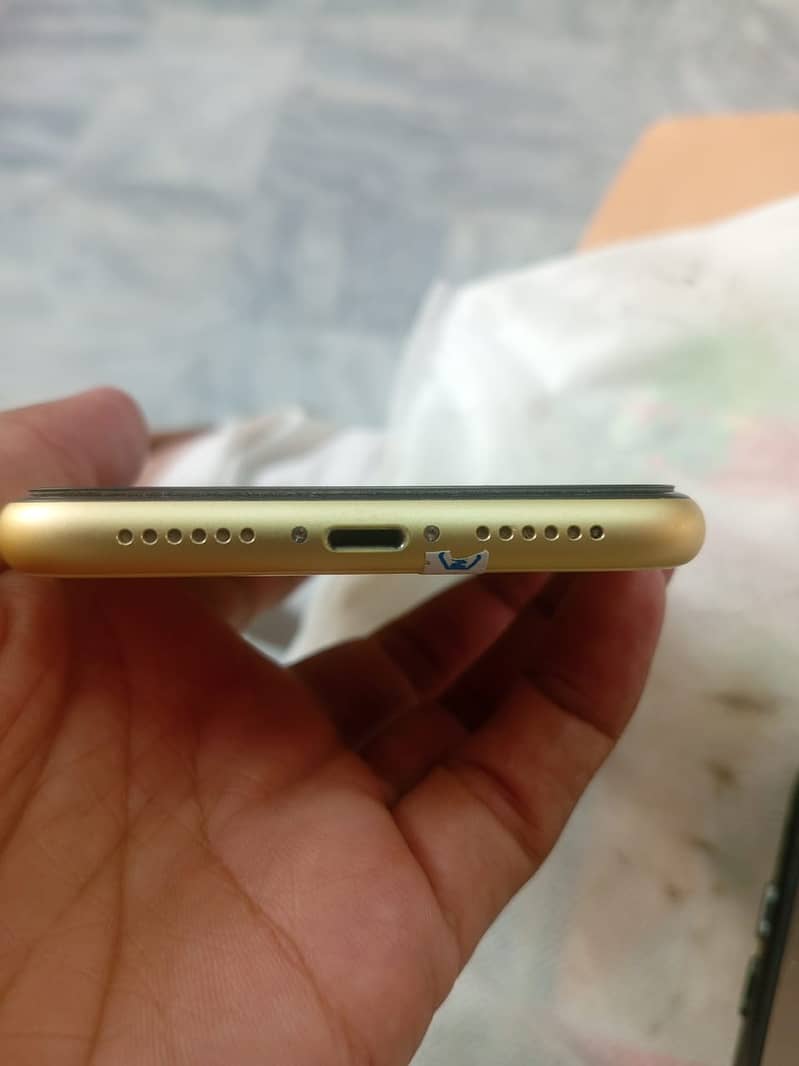 Iphone 11 PTA approved Yellow color 128gb 4