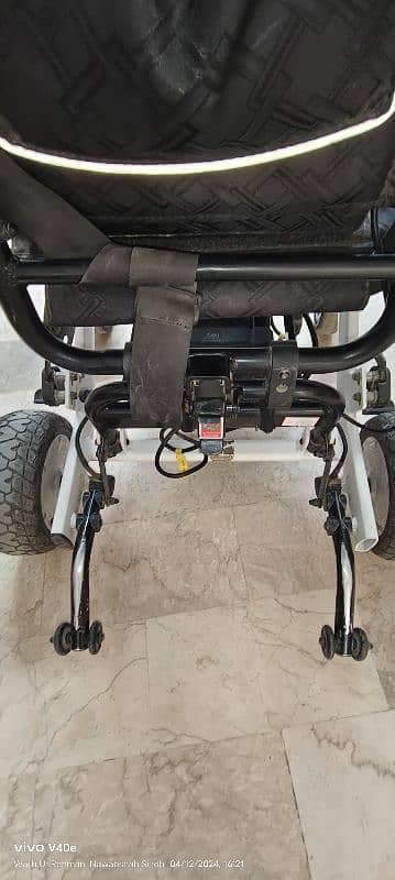 electric wheelchair 3