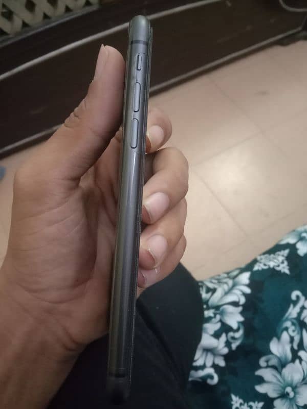 iPhone 11 . JV mobile hai . dabba bhi hai 1