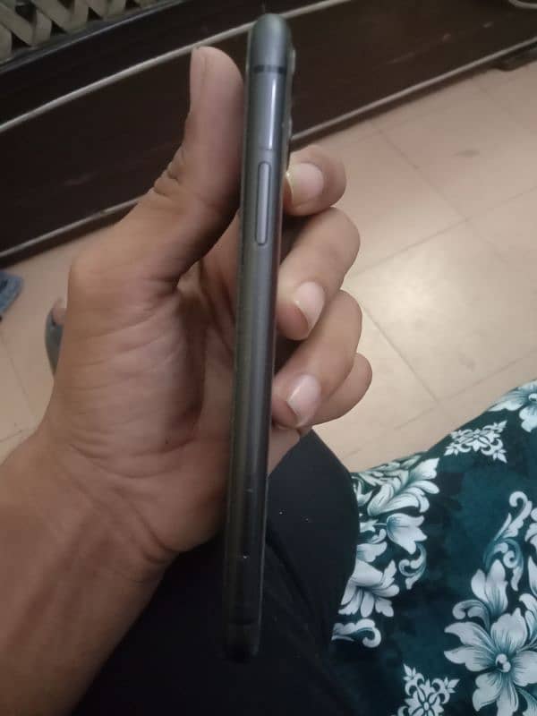 iPhone 11 . JV mobile hai . dabba bhi hai 3