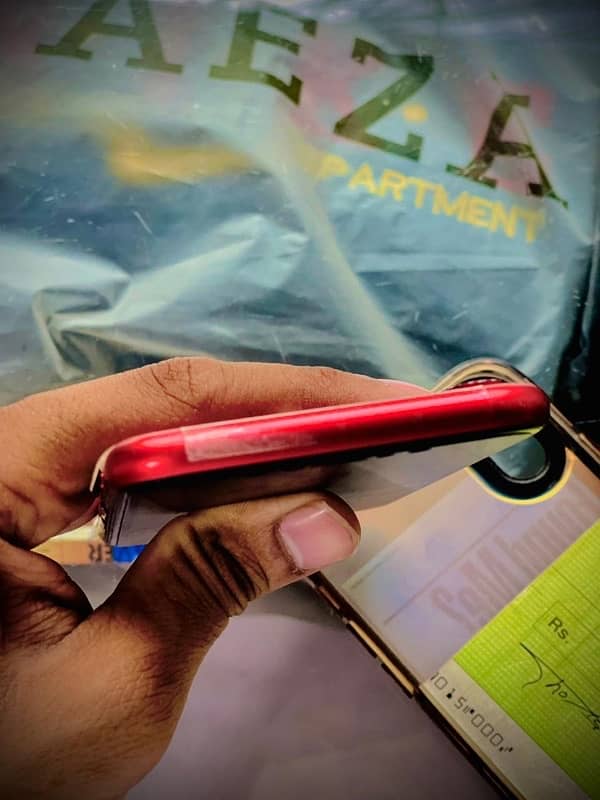 iPhone XR in good condition 4