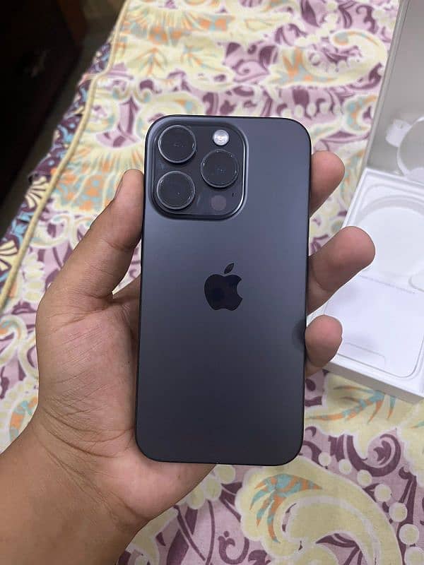 Iphone 15 pro black titanium 3