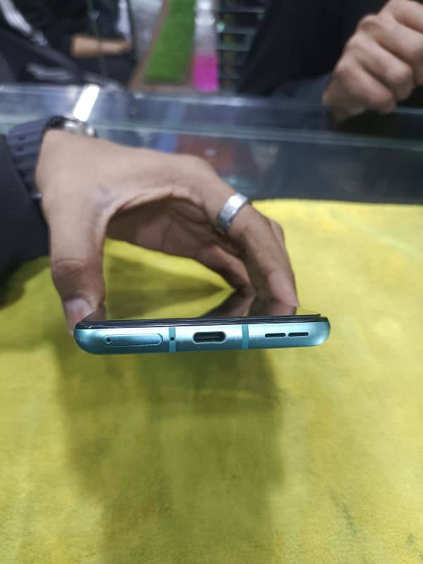 one plus 8t 12 gb ram 256 gb rom 10 /10 he new he offisal pta approved 4