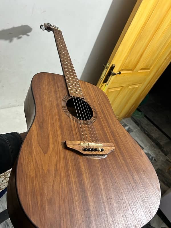 Acoustics guitar urgent sale, new condition 1