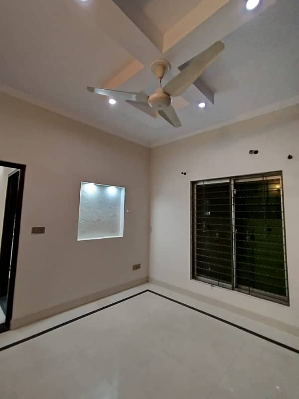 10 Marla House For Rent In Bahria Town Lahore. 3