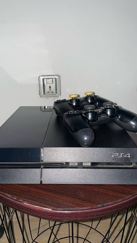 Ps4 fat 1200 series+2 controllers 4