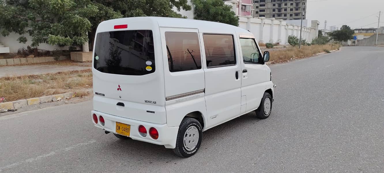 Mitsubishi Minicab Bravo Family Car 2