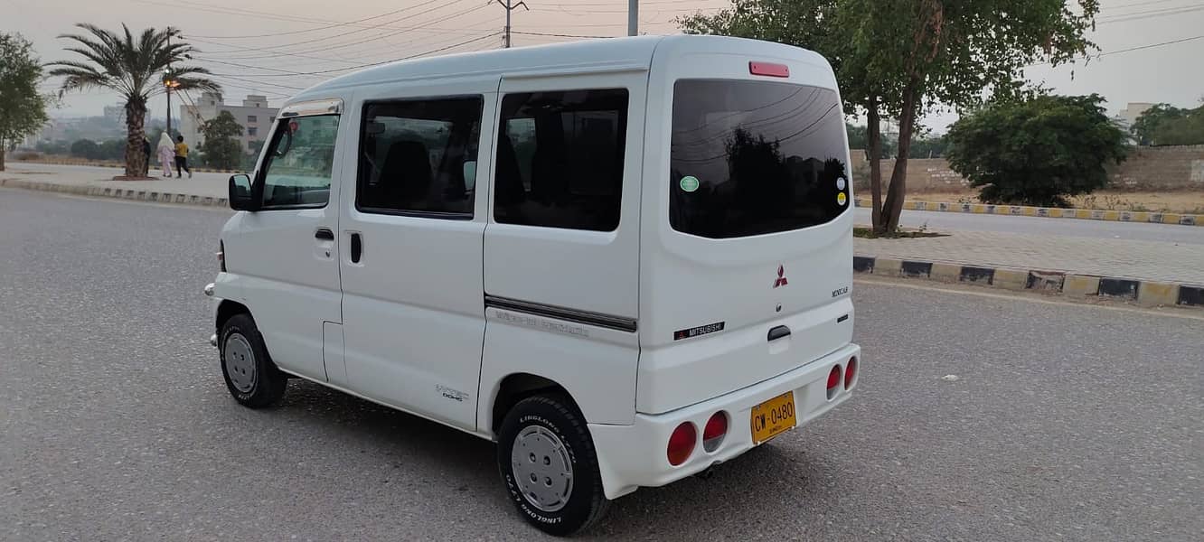 Mitsubishi Minicab Bravo Family Car 5