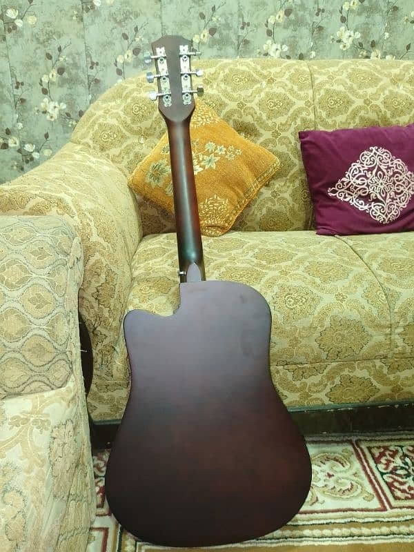 urgent selling guitar with bag and three  piks 4