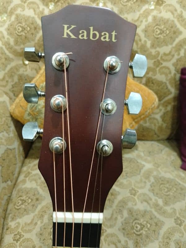 urgent selling guitar with bag and three  piks 6