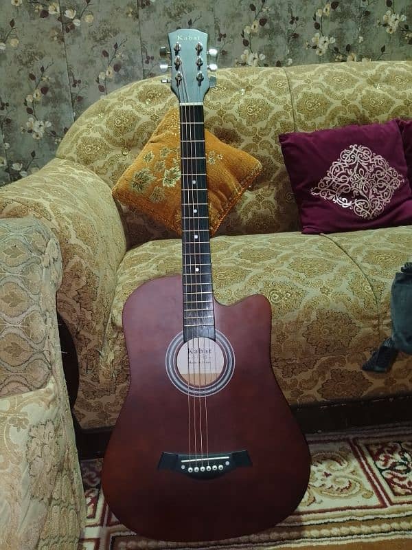 urgent selling guitar with bag and three  piks 7