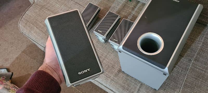 Sony home theater Bass tube and speakers cubes Brand new 13